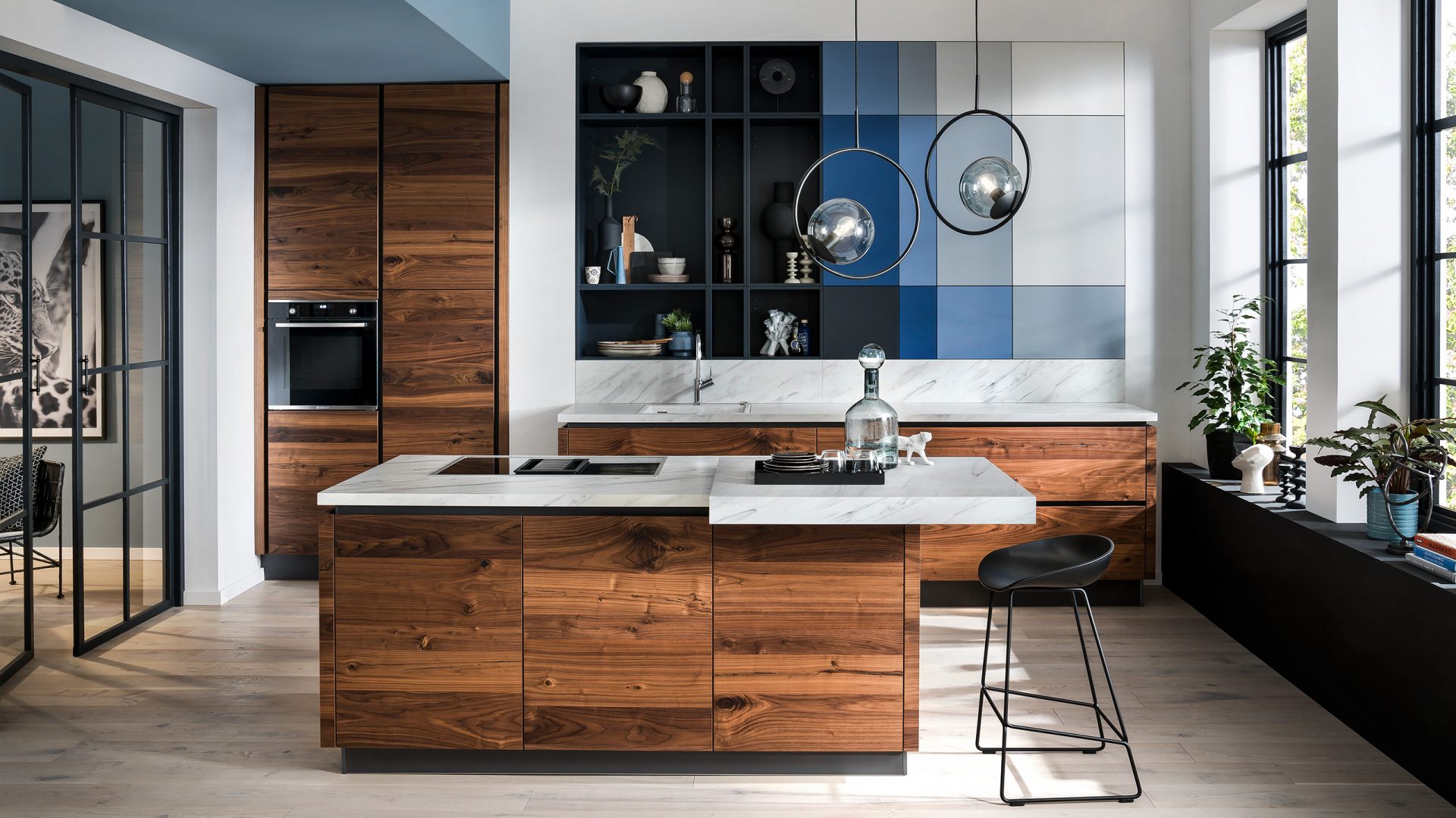 Nussbaum Häcker Küche mit blauen Farbaktzenten - Küchentrends 2021