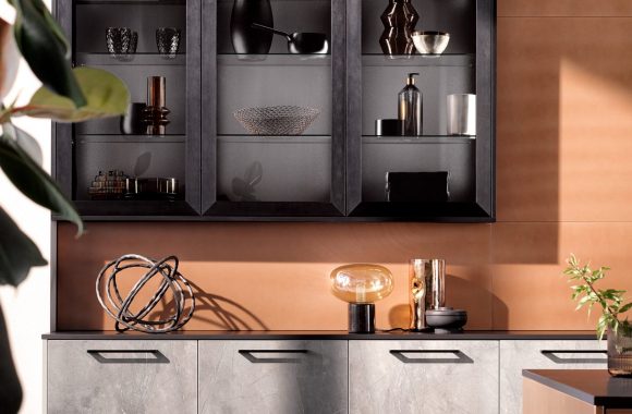 Häcker Küche mit Kupfer und Marmorfront